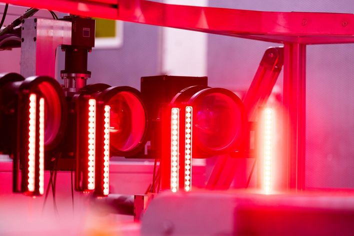 Einer von Webastos Lasertricks: Scanner werfen   ultrakurze Laserpulse auf eine dünne Schicht und tragen   sie ab.