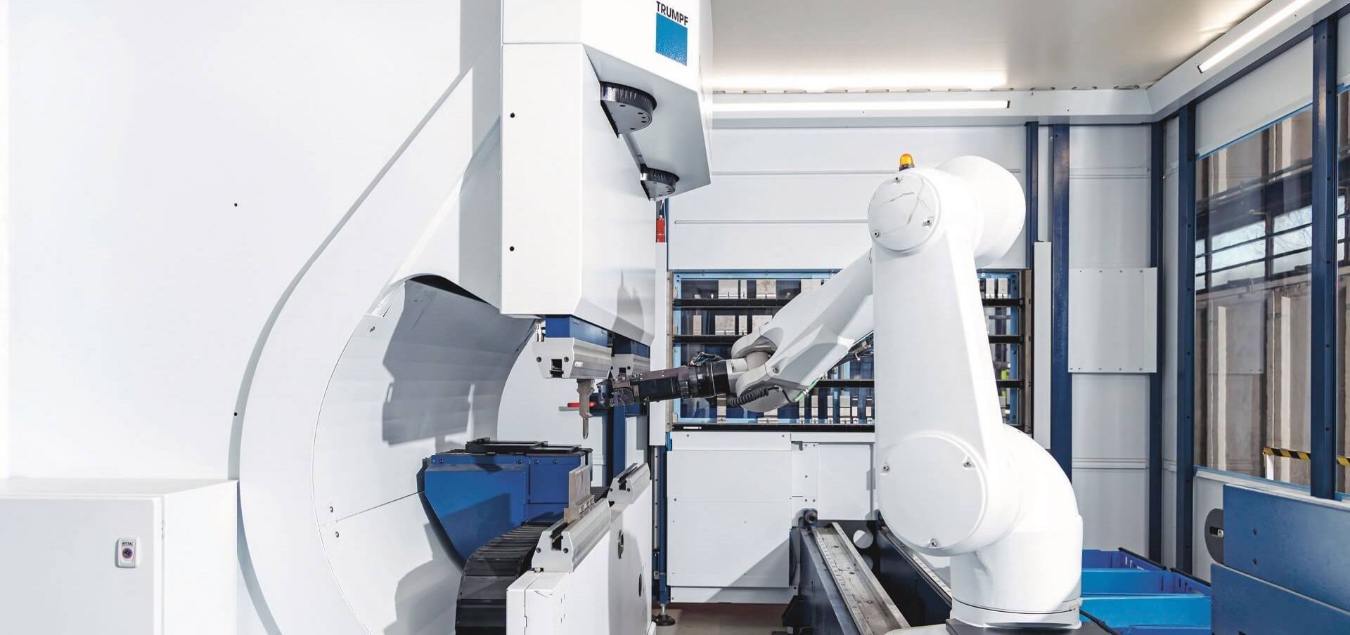 Innovative Highspeed-Biegezelle: Die TruBend Cell 7000 ist ein kompaktes System, mit dem sich Kleinteile hochdynamisch und wirtschaftlich biegen lassen.