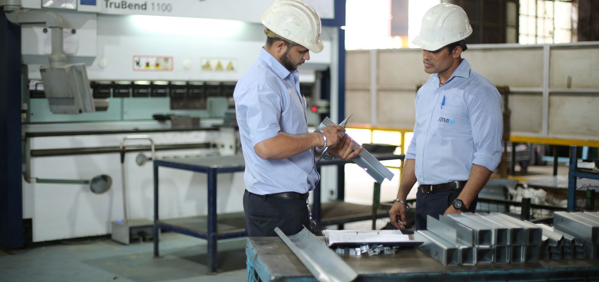 Ingenieure bei JBM inspizieren die Bauteile, die mit der Abkantpresse TruBend 1100 hergestellt wurden. 